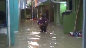 غمرت المياه سكان كيبون بالا ، فريق SAR: بسبب شحنات مياه نهر Ciliwung Depok