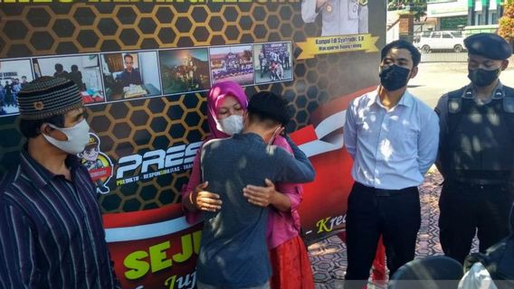 Polres Rejang Lebong Terapkan Keadilan Restoratif, Pelaku Pencurian HP Langsung Peluk dan Sujud di Kaki Ibu Kandungnya