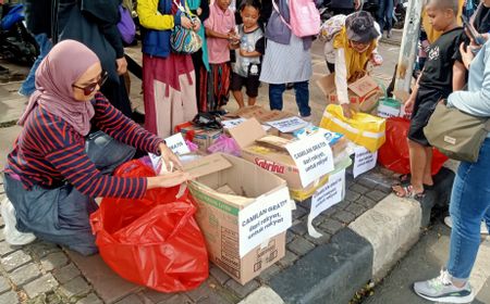 Bagi-bagi Makanan untuk Mahasiswa Pendemo ‘Indonesia Gelap’: “Dari Rakyat Untuk Rakyat”