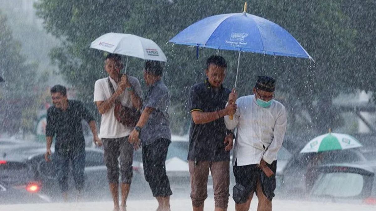 Hujan Lebat Berpotensi Terjadi di Jawa hingga Papua Minggu Sore