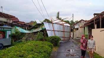 ジョグジャカルタ州ウンブルハルジョの数十軒の家屋が強風と大雨で被害を受けた