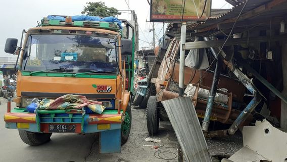 Rem Blong, Truk Hantam 4 Rumah di Medan 