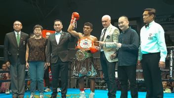 Hebi Marapu Raih 2 Sabuk Juara Usai Beri KO Petinju Thailand
