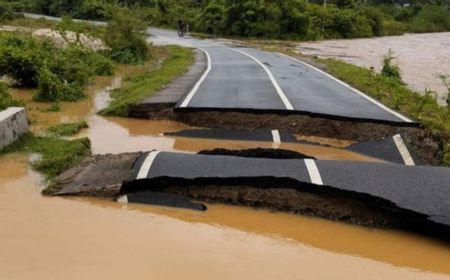 Tebing Runtuh Dihantam Banjir, Jalan Provinsi di Pesisir Selatan Sumbar Putus