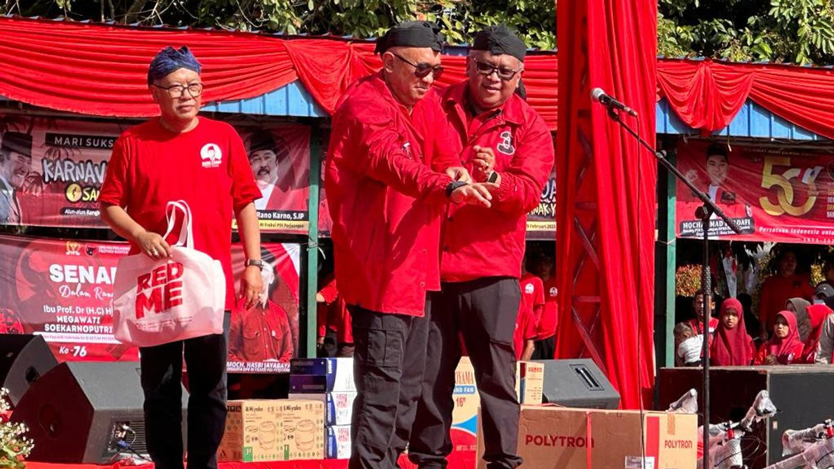 Disematkan Jaket Merah, Menteri Teten Maduki Resmi Jadi Kader PDIP