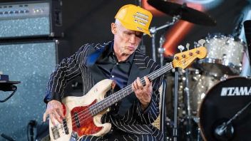 Bassis RHCP, Flea Tekankan Pentingnya Musisi Jadi Diri Sendiri Ketimbang Kejar Validasi di Media Sosial