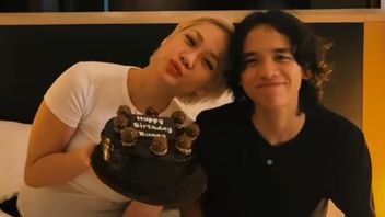 BCLはノア・シンクレアの甘い驚きで42歳の誕生日を祝う