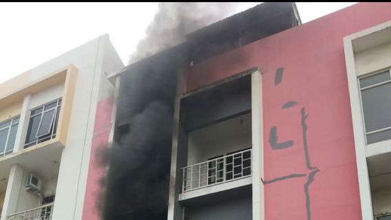 Un magasin de 3ème étage dans le parc de Surya Kalideres a pris feu