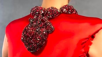 Kalung Jantung Berdetak Mencuri Perhatian di Paris Couture Week 2025