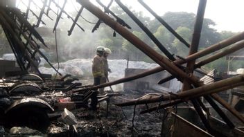 燃えるゴミのため、タンゲランの袋倉庫は火事で食い荒らされて崩壊する