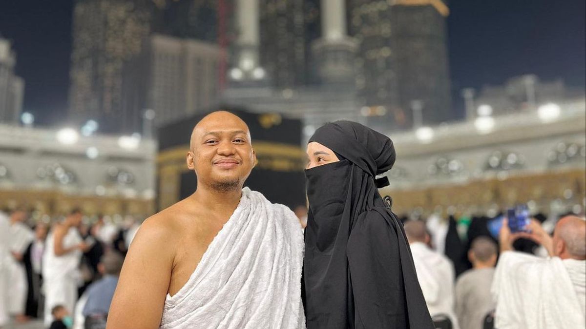 Momen Istri Ziarah ke Makam Babe Cabiita, Ajak Kedua Anak