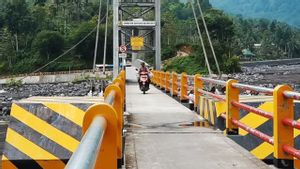 Bahaya! Satu Tali Sling Jembatan Gantung Kali Regoyo Lumajang Terputus Diterjang Banjir