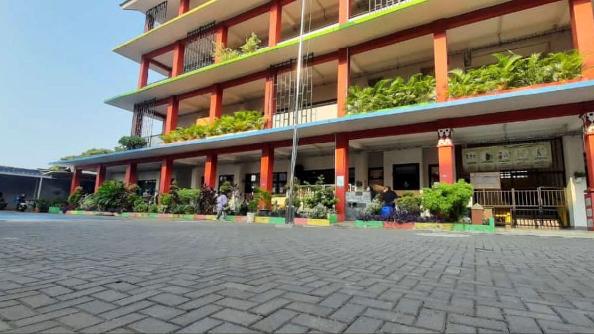 Joking In The 4th Floor Pillar Of Schools, Elementary School Students In South Jakarta Fall To Death Instantly