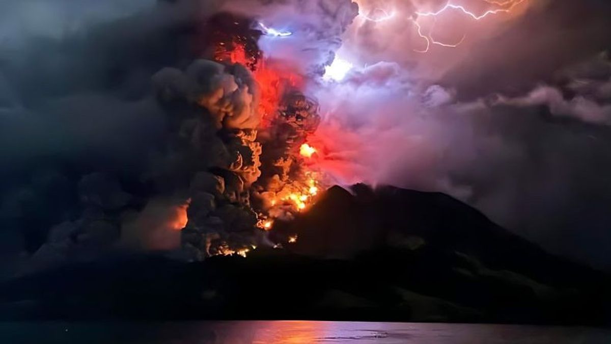 スールート・ルアン山が噴火し、PVMBGが津波警報を発令