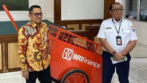 BRI Finance Bagikan Alat Pengangkut Sampah ke Sudin LH Jaktim