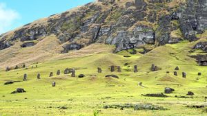 Ilmuwan Temukan Patung Moai Baru di Dasar Danau Pulau Paskah yang Mengering