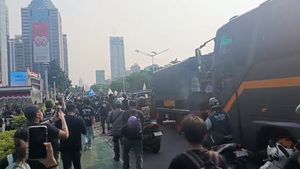 Amarah Pecah di Polda Metro Jaya, Massa Teriak 'Pembunuh...Pembunuh' ke Mobil Polisi