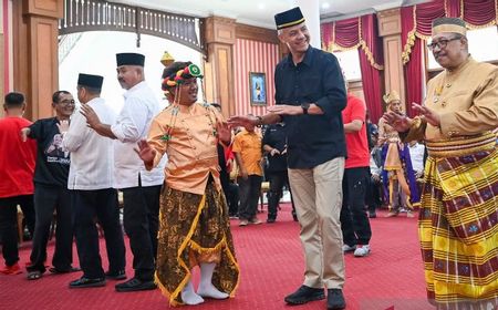 Casual, Ganjar Menari Kanjar Ganjur Pakai Sneakers di Kesultanan Kutai Kartanegara