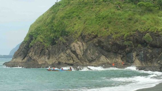 Analysis Of Waves And Winds During The Nasty Event At Payangan Beach