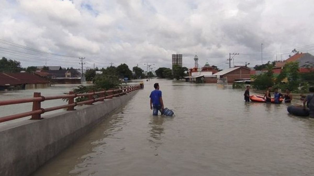 3 أيام من الشارع الوطني كودوس-جروبوجان المصاب بالشلل بسبب الفيضانات