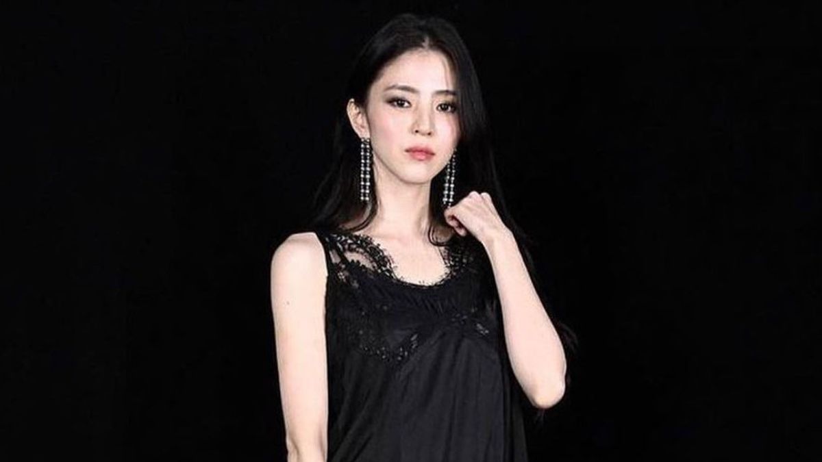Wear Balenciaga Black Clothing, Take 5 Portraits Of Han So Hee At Paris Fashion Week