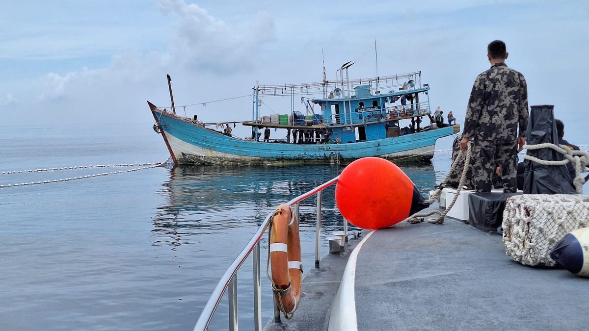 逮捕許可に違反して、KKPはアラフラ海とマラッカ海峡で8隻の漁船に命令