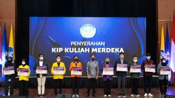 Nadiem Makarim Serahkan KIP Kuliah Merdeka Bagi 10 Mahasiswa IPB University