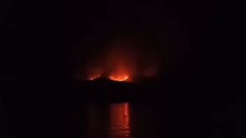 火灾发生在林卡岛，科莫多国家公园，西曼加拉伊