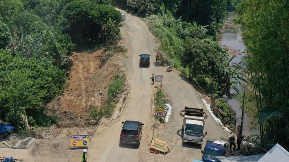 The South Sulawesi Provincial Government Damaged The Paleteang-Kabere Enrekang Road