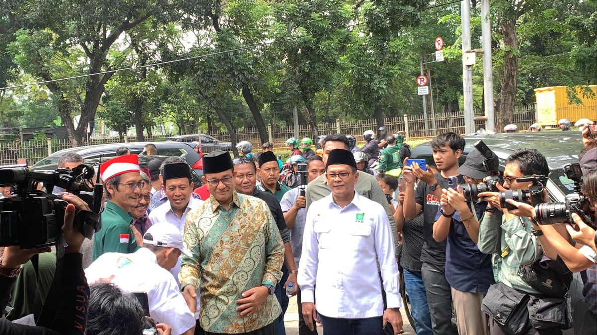 Le sourire semen d’Anies Baswedan lorsqu’il est arrivé au bureau du DKI DPW après avoir été soutenu comme Cagub