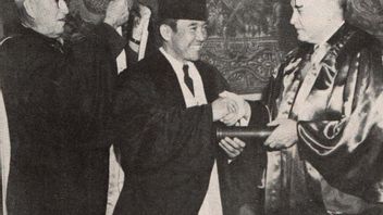 苏加诺总统于1960年4月17日在布达佩斯大学获得荣誉博士学位，《今日历史》