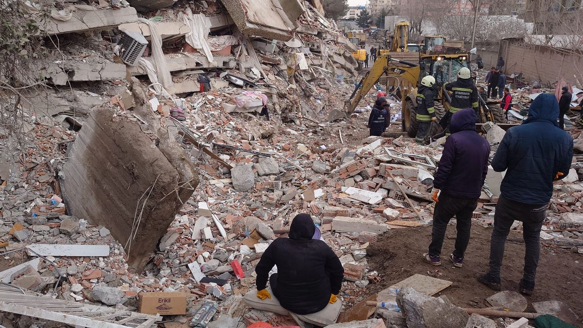 地震により24,000棟の建物が倒壊または深刻な被害を受け、トルコ当局が調査を実施:113人が拘留された