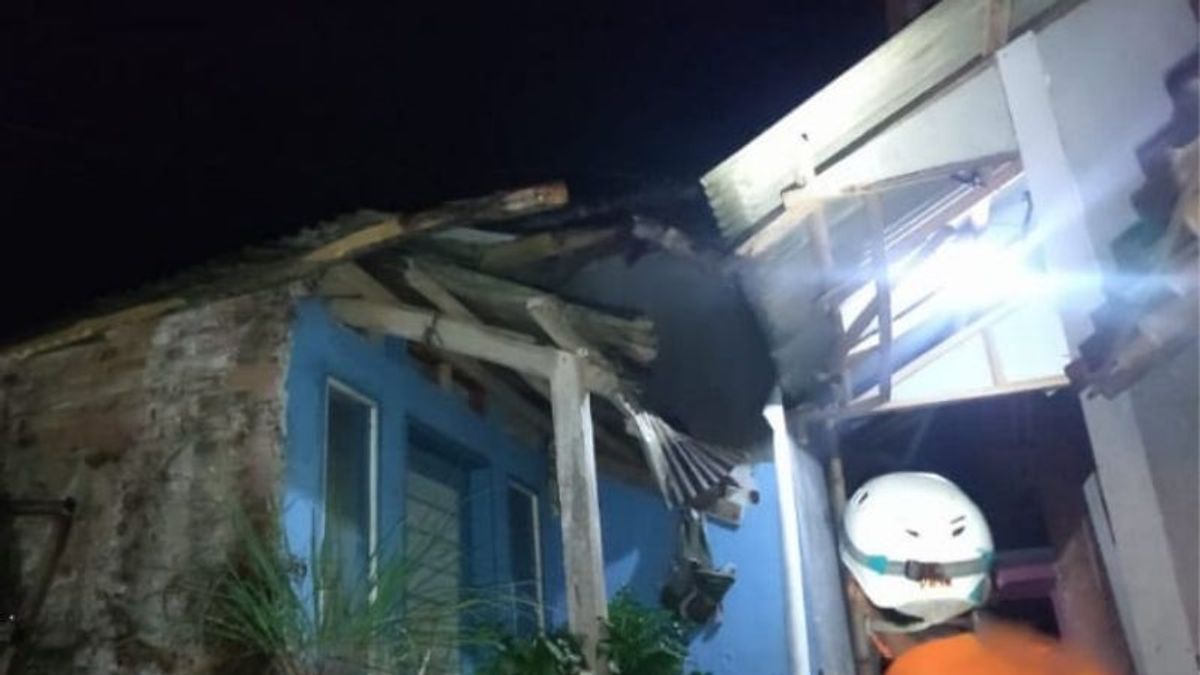 Strong Wind Accompanied By Heavy Rain Damaged 22 Houses In Karangpawitan Garut, No Mental Victims