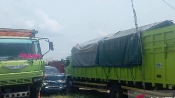 Tronton Hino Rem Blong, Seruduk 8 Mobil Saat Berhenti Lampu Merah di Simpang 4 Bandara SMB II Palembang