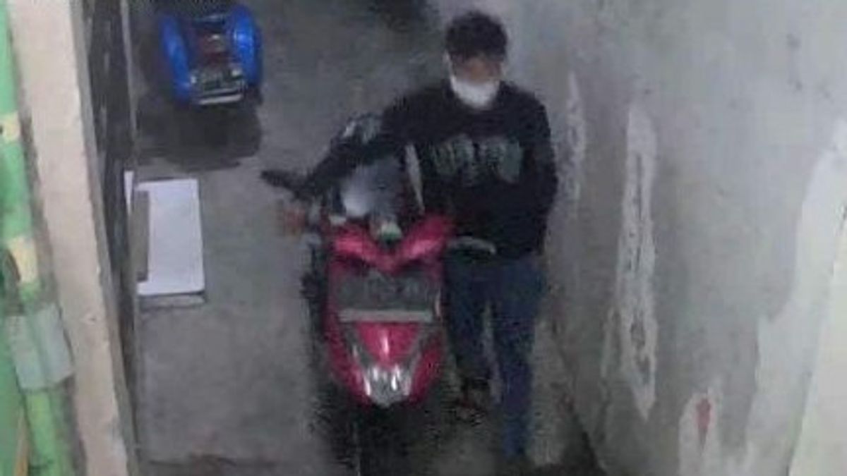 Terekam CCTV, Komplotan Maling Gasak Motor Milik Warga Menjelang Subuh