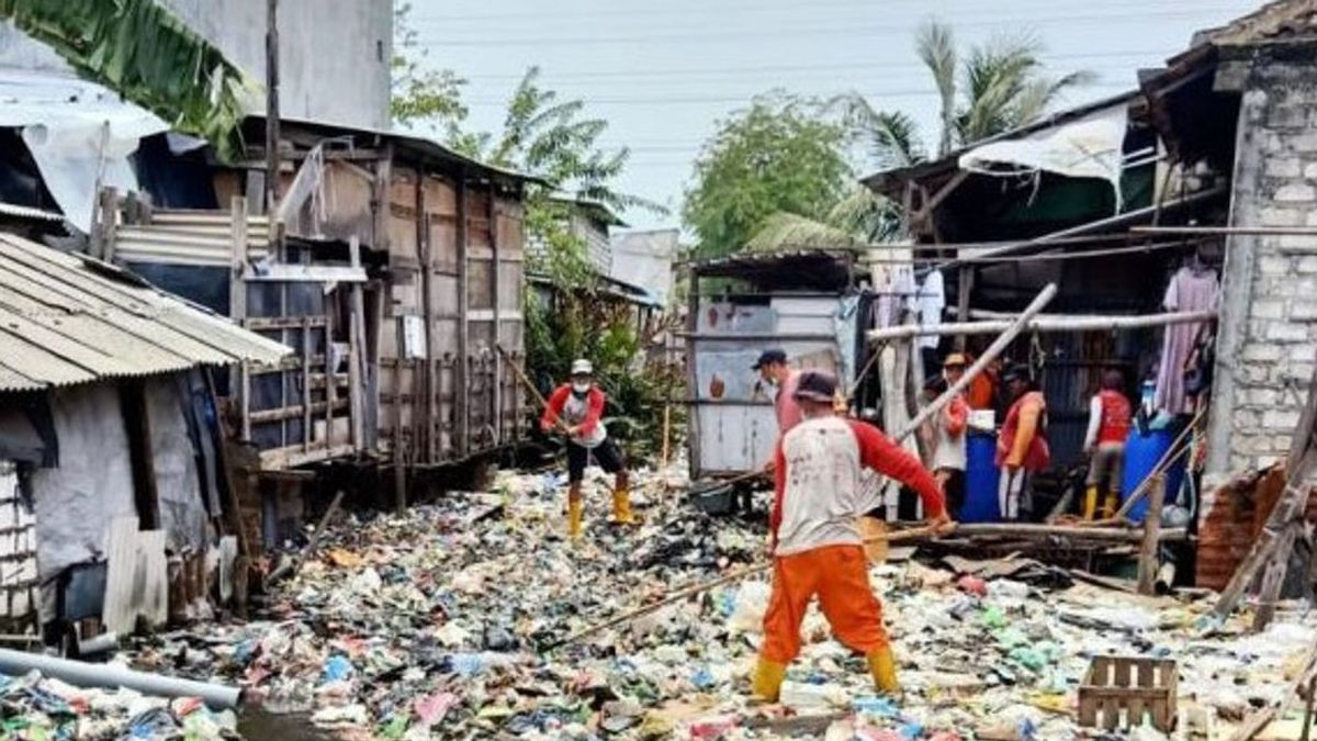 Wawalkot Armuji Soroti Joroknya Sungai Kalianak Surabaya yang Dipenuhi Sampah Popok hingga Plastik