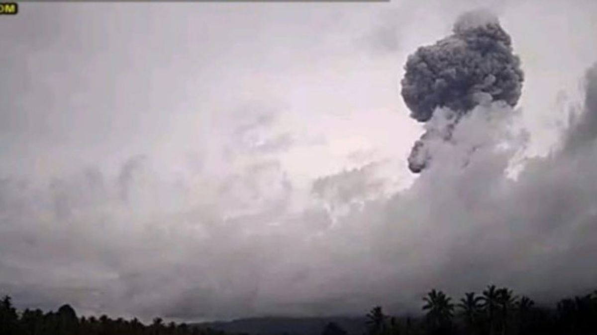 Mount Ibu Eruption Vomits Abu As High As 3,000 Meters