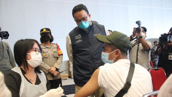 Anies Baswedan Fait De La Vaccination Contre La COVID-19 Une Condition Des Activités à Jakarta