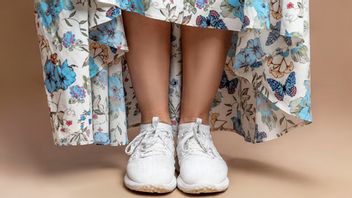 8種類のスニーカーがドレスに合わせ、一日中おしゃれで快適に