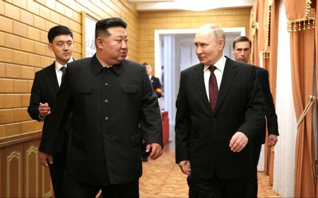 Usai Pembicaraan di Istana Kumsusan, Presiden Putin Sopiri Kim Jong-un Naik Sedan Aurus