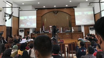 Tegur Pengunjung Tidak Siaran Live, Majelis Hakim Hentikan Sidang Bharada E