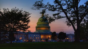 تعيين حظر التجول لاستعادة واشنطن D.C. الأمن بعد أعمال الشغب في مبنى الكابيتول هيل