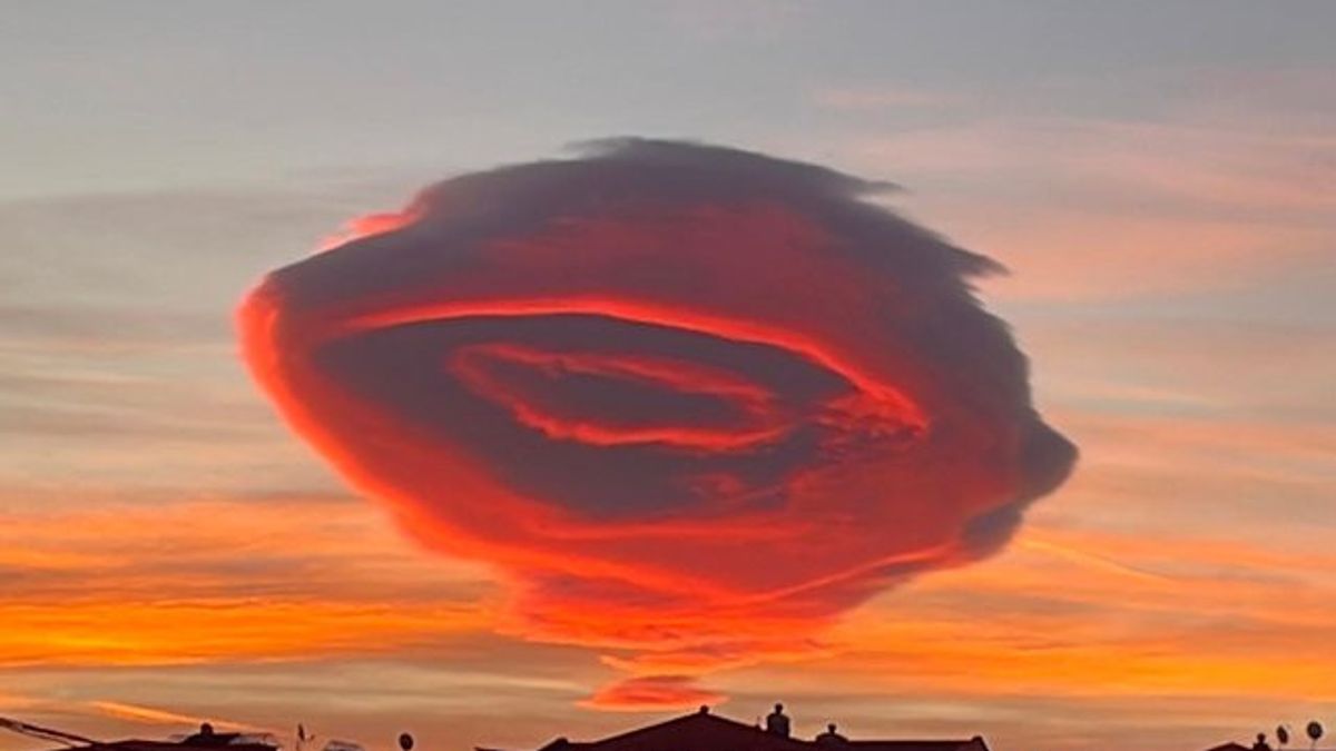 土耳其社会被飞碟形状的大粉红色云层震惊或