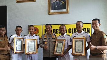 التقدم لمهاجمة الخاطفين في العمل ، تم منح 4 طلاب من SMKN Mundu Cirebon