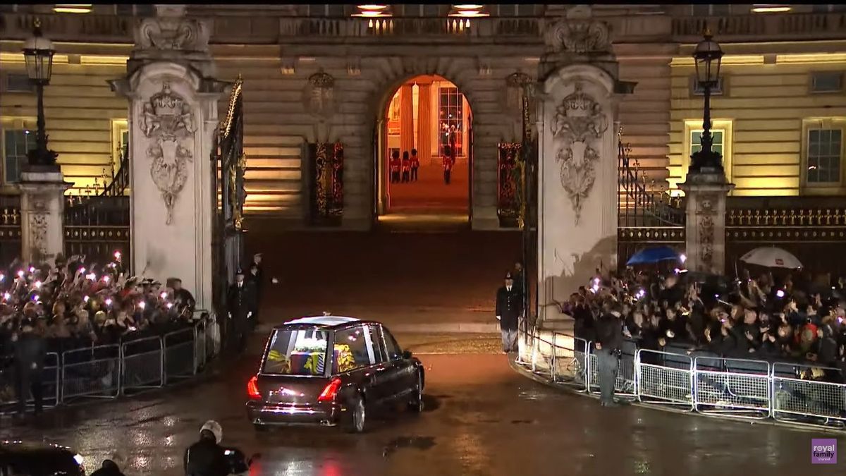 エリザベス女王2世の棺がバッキンガム宮殿に到着し、アン王女:彼女の最後の旅に同行する名誉
