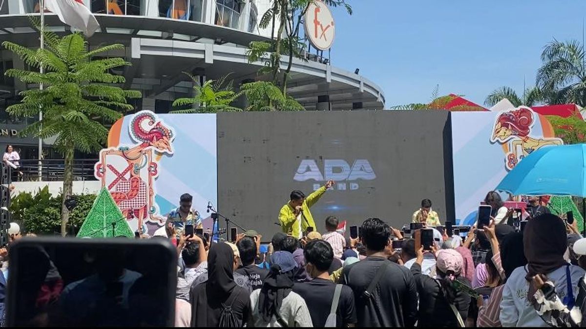 There Is A Band Welcoming The Prabowo-Gibran Inauguration On The People's Party Stage