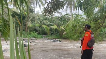 川の流れに引きずり込まれた西ロンボク島の4人の若者、1人が生き残り、2人はまだバサルナスを指名手配している