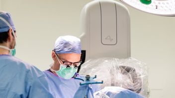 Neuralink Targetkan Produksi Massal dan Bedah Otomatis Penuh pada 2026