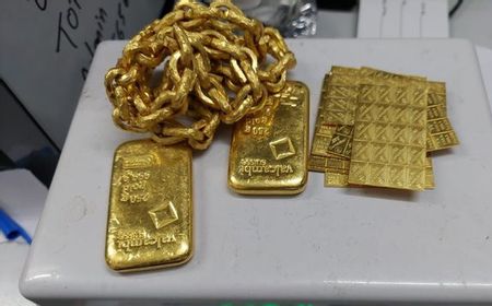 Pakai Kalung Rantai Emas Senilai Rp1 Miliar, Penumpang Pesawat Ini Langsung Diperiksa Petugas Bandara