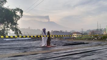 アブ火山雨を伴うマラピ山噴火